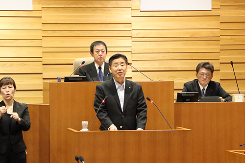 江原市長が所信表明を述べ、行政報告を行った