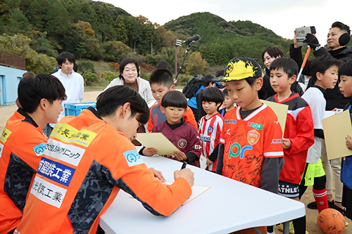 サイン会では、選手から子どもたちへサインと応援メッセージが届けられた