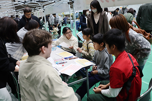 外国語通訳を体験できるブースも