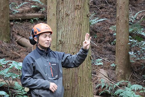 森や木、間伐について説明する福永代表