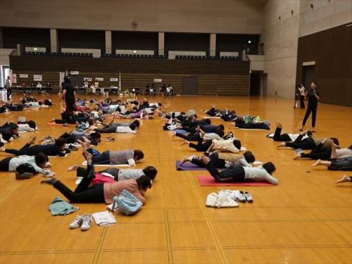 いつでも、どこでも簡単にできる姿勢を整える方法について体験する