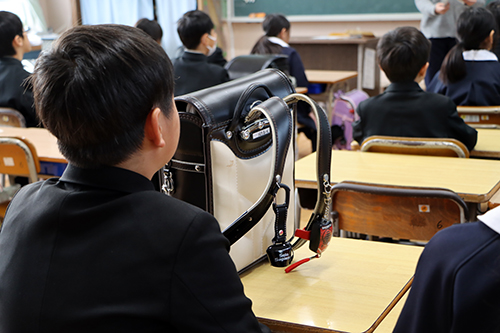 鈴を受け取った児童らは鈴をランドセルに装着していました