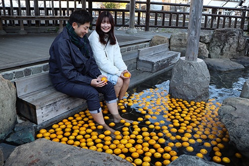 長門湯本温泉のおとずれ足湯と音信川河川公園足湯に柚子湯を開設