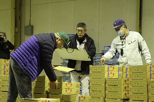 長門卸売市場で初セリが開催
