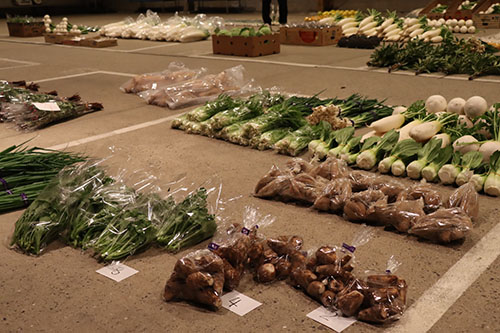 市場には新鮮な野菜などが並べられた