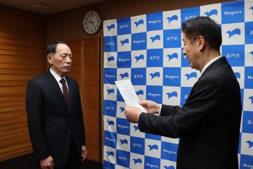 江原市長から辞令書を受け取る森元団長