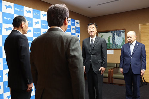 江原市長が森元団長と長谷川新団長にそれぞれあいさつ