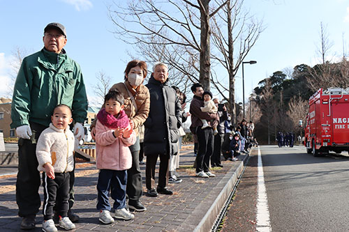 観閲行進で消防車などに見入る子供たち