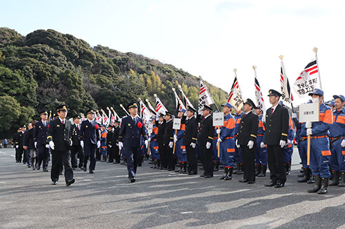 江原市長らによる人員機材点検を受ける