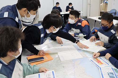 各所から提供された災害情報などを整理する様子