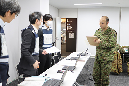 自衛隊と情報共有する様子