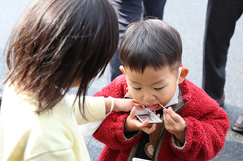 クロマグロの中トロを試食する子どもたち