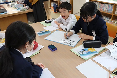 グループで話し合い感想をまとめる児童たち