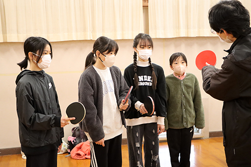 卓球の指導を行う様子