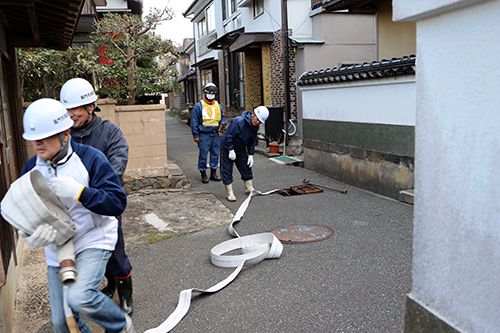 地域住民がかけつけ初期消火を行いました