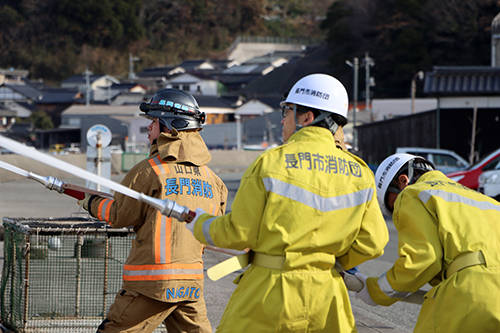 海に向かって放水し、訓練終了