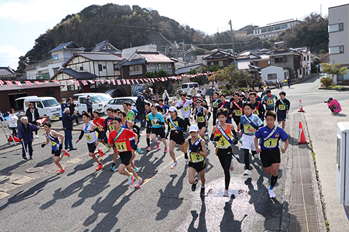 11時00分、通大湊交差点にて、男子コーススタートの様子