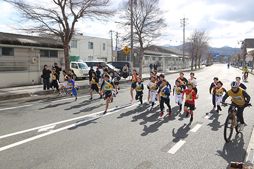 11時00分、八坂神社前にて、女子・小学生コーススタートの様子