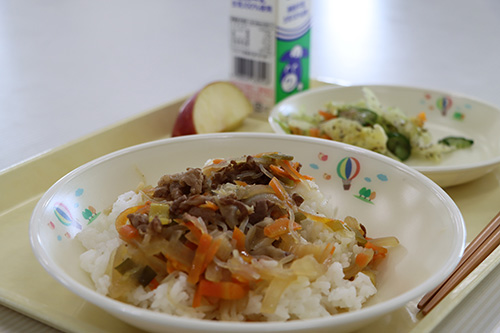 長州ながと和牛が市内全小中学校で提供されました