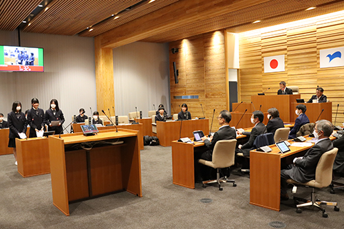 グループでまとめた提案を議場で発表