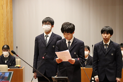 高校生らしい意見や新しい発想などを反映された議案が発表された