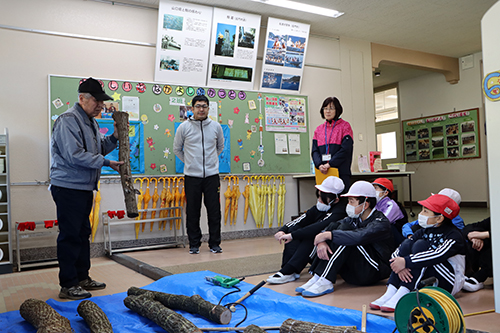 シイタケの栽培について話す「長門さとやまの会」の福永さん