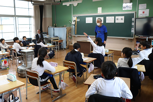 くじら資料館の山田館長が講話を行った
