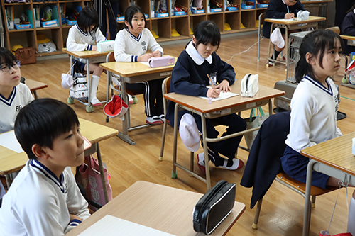 山田館長の話を真剣に聞く児童たち