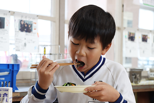 児童は「サクっとしていておいしい」と感想を話した