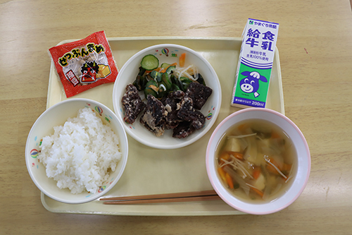 今日の献立（くじらの竜田揚げ、豆腐のすまし汁、わかめの酢の物、節分豆、ご飯、牛乳）