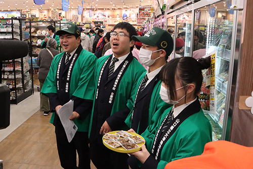高校生らが売り場で販売促進