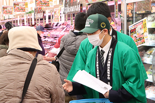 アンケートをお願いする高校生