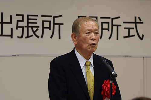 あいさつする沓野昭次さん