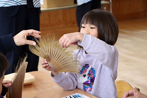 ミンククジラの髭を触る子ども