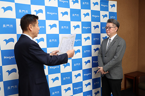 東武トップツアーズ株式会社へ感謝状を渡す様子