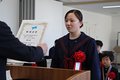 個人にはメダル、団体には盾が贈られた