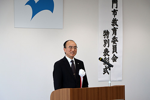 伊藤教育長から受賞者にお祝いの言葉が送られた