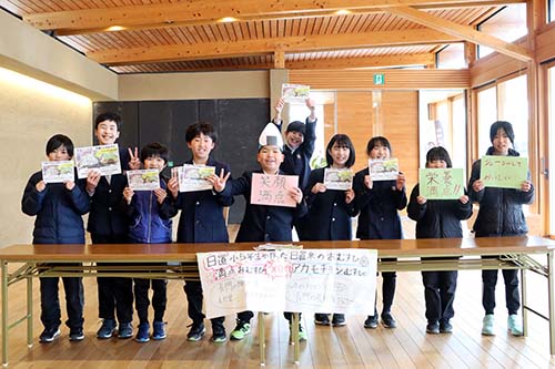 日置小学校の5年生がオリジナルおむすびを市役所エントランスで販売しました