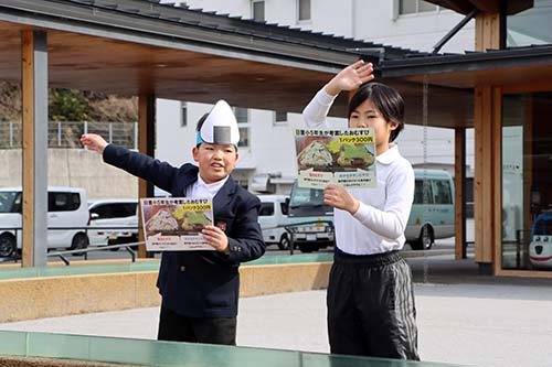 外で呼び込みを行う様子