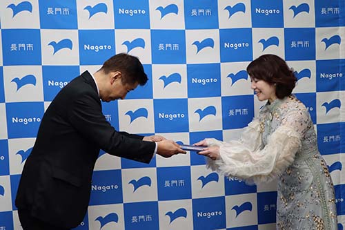 江原市長から委嘱状が手渡された