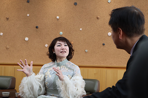金子みすゞの詩に曲をつけコンサート活動を全国、海外で行っている