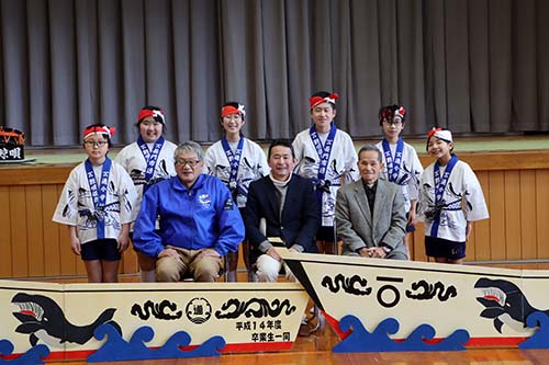 通小学校児童と通鯨唄保存会の皆さん