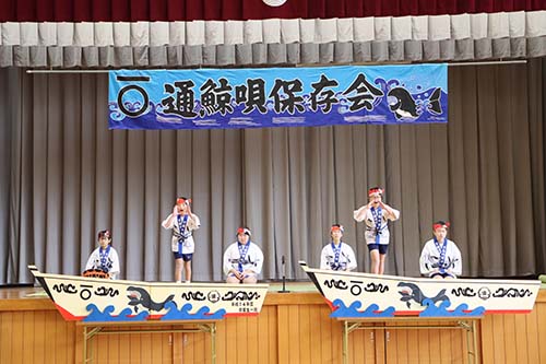 通小学校の児童全員で鯨唄を披露する様子