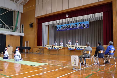 在校生4人で立派な鯨唄を披露する様子