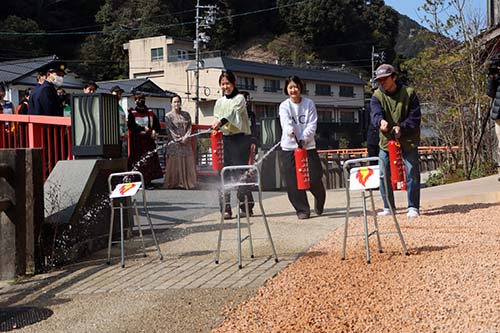 消火器を用いた消化訓練の様子