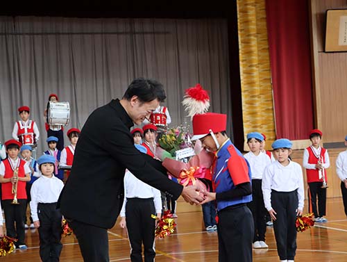 PTA会長が花束を贈呈しました