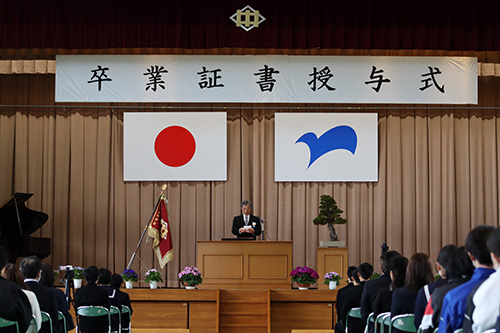 式辞を述べる菱会中学校の村岡校長先生