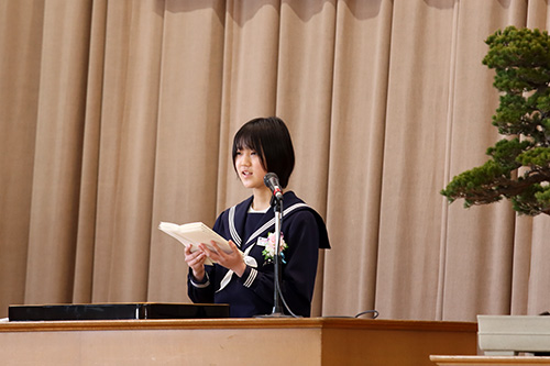 卒業生を代表し答辞を述べる有田心海さん