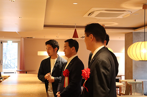 村岡知事と江原市長が施設内を散策する様子