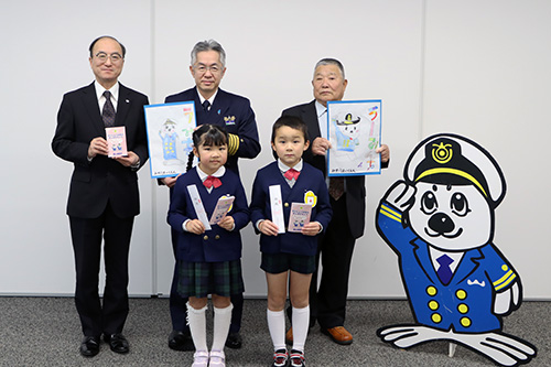 新一年生へかいじょうほあんキッズてちょうと鉛筆が贈られます